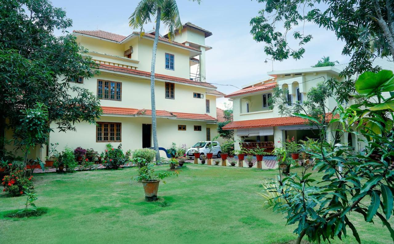 La Exotica Hotel Varkala Bagian luar foto